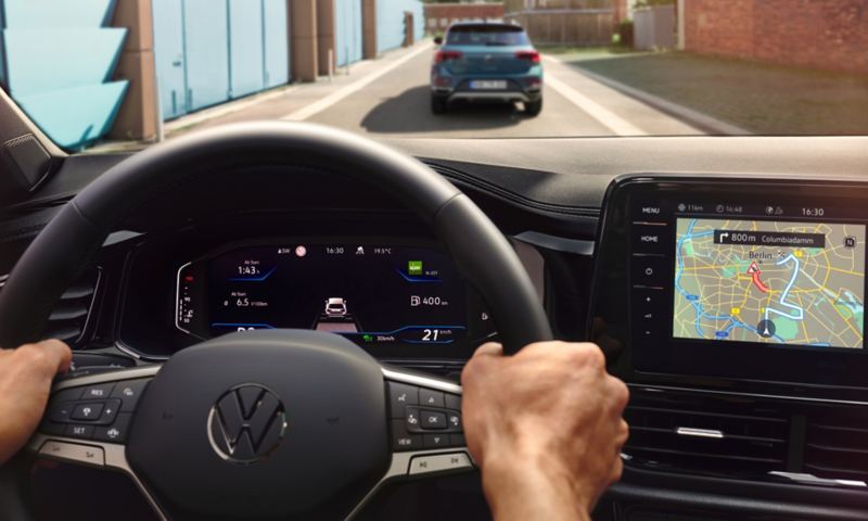 Interni di VW T-Roc, vista in dettaglio del sistema infotainment Discover Media, mentre viene utilizzato con una mano