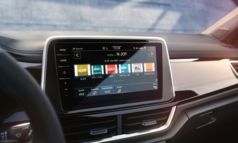 Dettaglio del display Digital Cockpit Pro da 10,25'', acceso sulle funzioni di gestione navigazione Discover Pro, di Volkswagen Nuovo T-Roc.