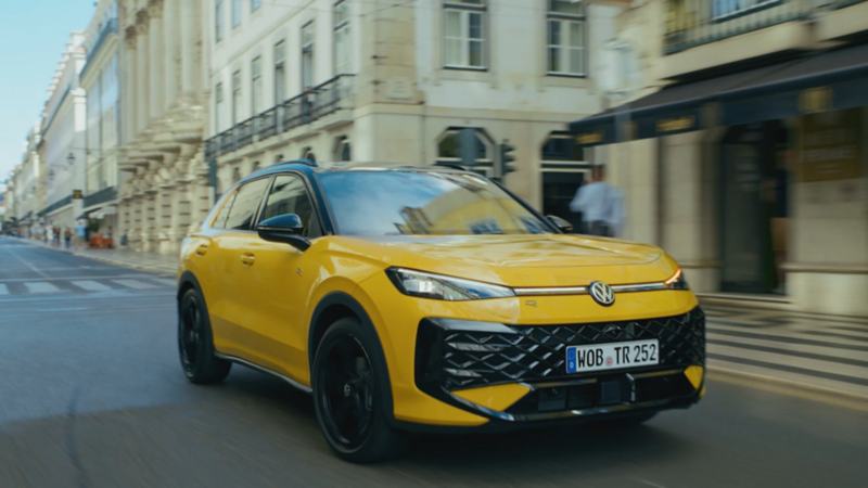 A father and daughter driving to the supermarket in their canary yellow T-Roc