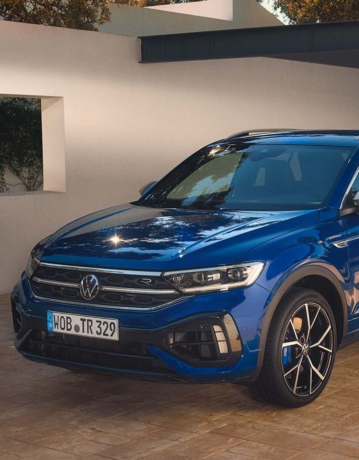niebieski t-roc R stojący na podjeździe