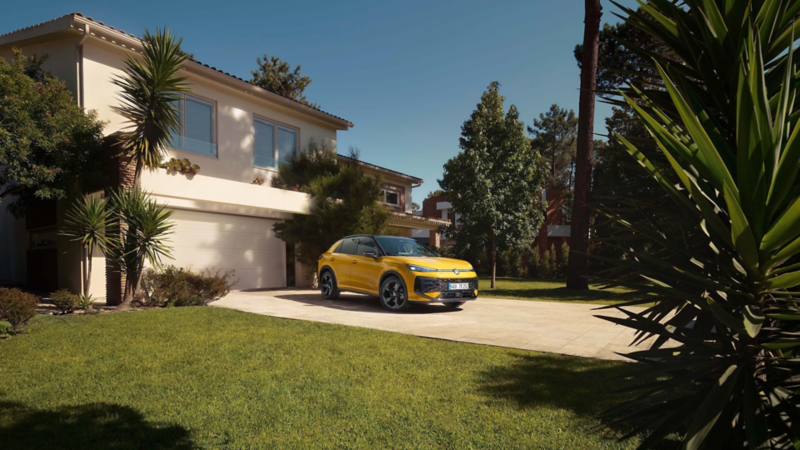 Ein VW T-Roc in Canary Yellow steht in der Hofeinfahrt einer toskanischen Villa.