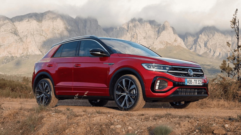 Czerwony T-Roc na tle gór