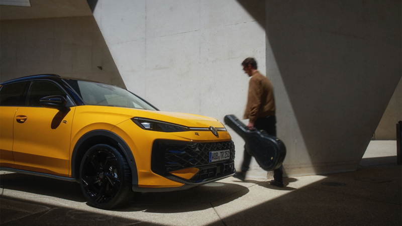 Yellow T-roc R and man