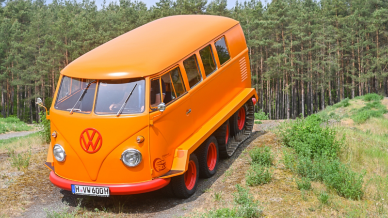 Der VW T1 Raupenfuchs fährt im hügeligen Gelände.