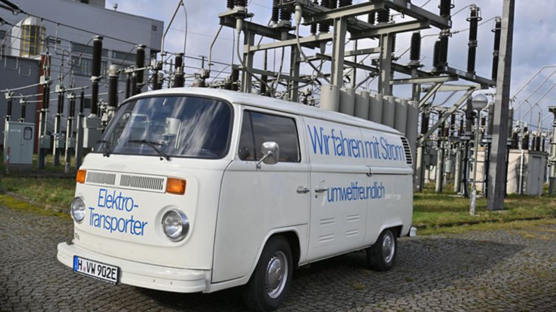 Den ombyggda el-Transportern VW T2 kör förbi en transformatorstation.