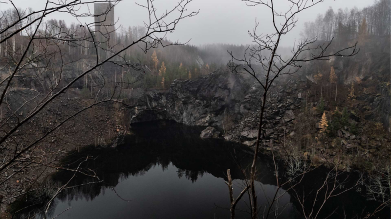 Gruvhålen i Stråssa är sedan länge vattenfyllda, och ordenligt instängslade för att ingen ska råka ramla ner.