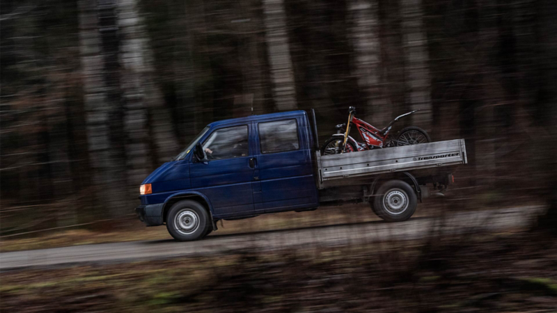 MED LEKSAKER PÅ FLAKET blir det roligare att äventyra. Den fyrhjulsdrivna Transporter dubbelhytten från 1996 har tidigare tjänstgjort inom militären och trots sin ålder inte rullat mer än 9 900 mil.