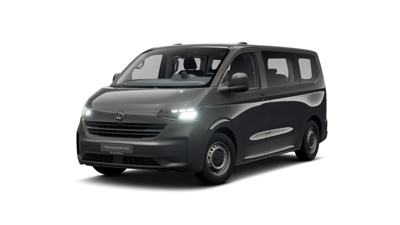 Ein Transporter Kombi eHybrid vor weißem Hintergrund.