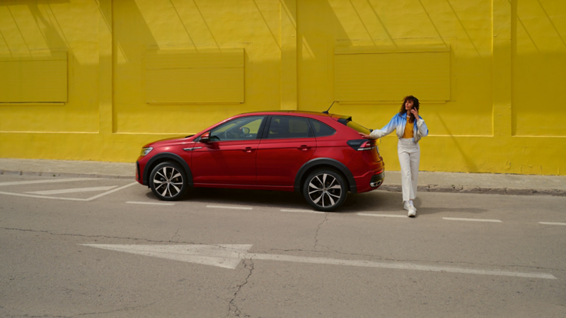 czerwony Taigo i kobieta stojąca za nim