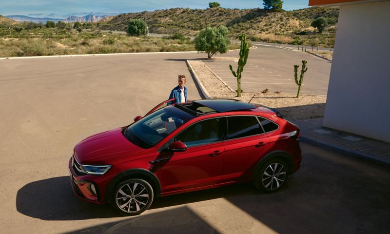 VW Taigo R-Line in Rot von oben seitlich sichtbar, optionales Panorama-Ausstell-/Schiebedach