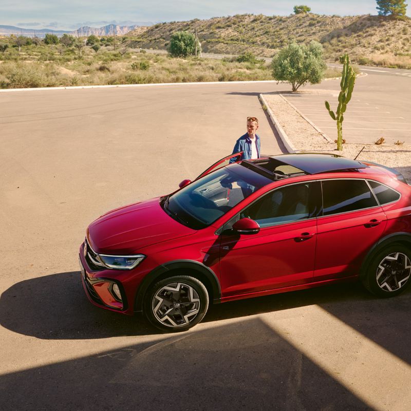 VW Taigo R-Line in Rot von oben seitlich sichtbar, optionales Panorama-Ausstell-/Schiebedach