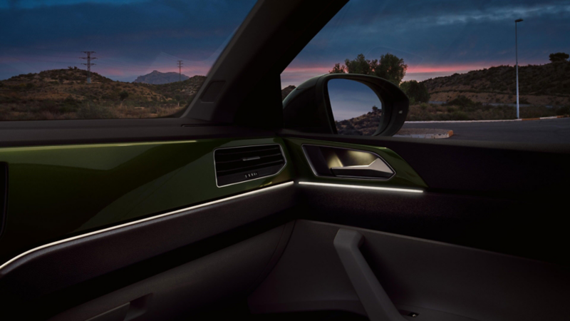 VW Taigo interior: View of the dashboard with background lighting switched on