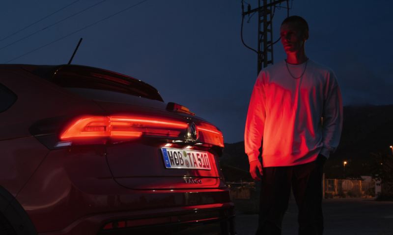 VW Taigo Heckansicht mit eingeschalteten LED-Rückleuchten