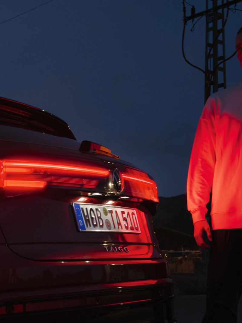 VW Taigo Heckansicht mit eingeschalteten LED-Rückleuchten
