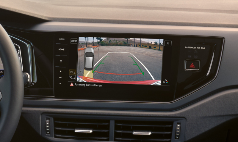 Display des Infotainment-Systems im VW Taigo zeigt die Ansicht der Rückfahrkamera.