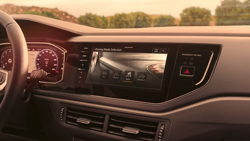 Detailansicht des Infotainmentsystems des VW Taigo mit der Fahrprofilauswahl im Display.