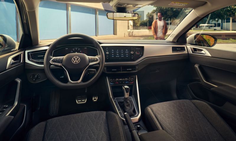 Innenraum des VW Taigo MOVE mit Blick auf das Cockpit mit Radio „Ready 2 Discover“, MOVE Sitzbezügen und Dashpad-Dekor