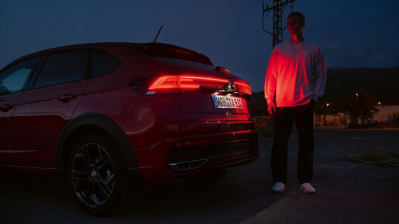 VW Taigo Heckansicht mit eingeschalteten LED-Rückleuchten