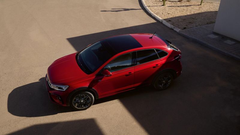 VW Taigo R-Line in Rot von oben seitlich sichtbar, Blick auf die schwarze Dachreling