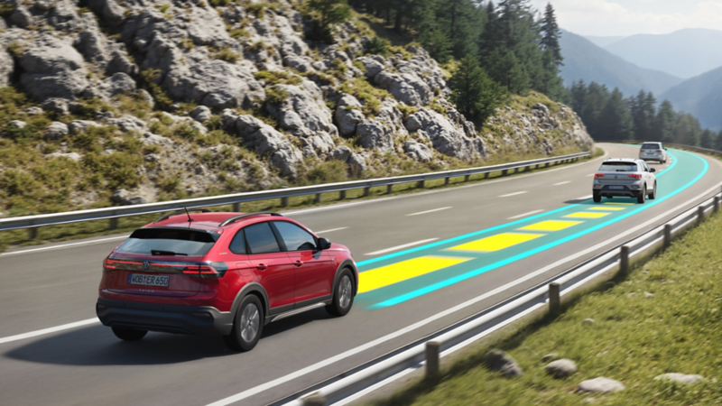 Ein VW Taigo ENERGY fährt auf einer Bergstraße mit aktivem Travel Assist.