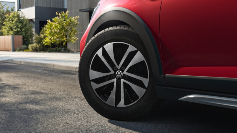 VW Taigo ENERGY mit Leichtmetallfelgen und schwarzem Radkasten im Profil.
