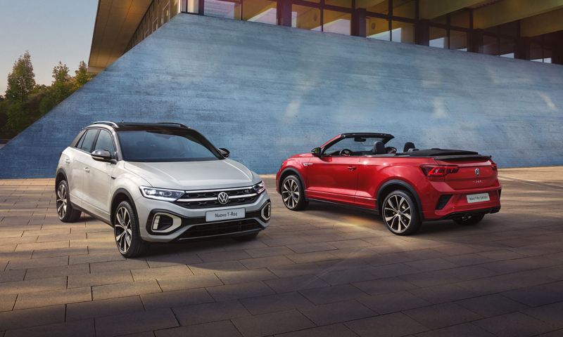 Nuovo T-Roc e Nuovo T-Roc Cabriolet affiancati in un parcheggio