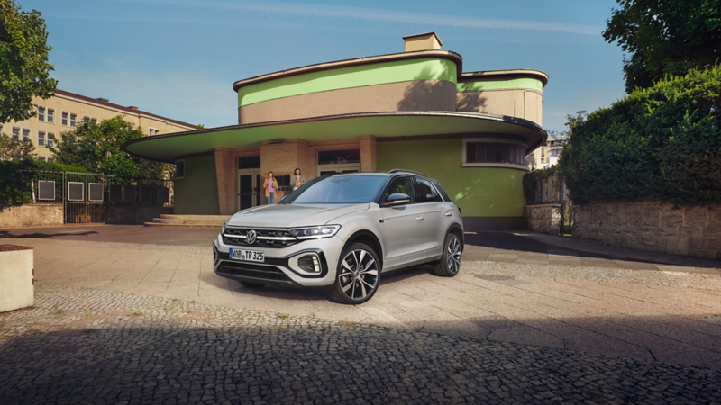Volkswagen T-Roc, 4motion, parkerad utanför ett modernt hus