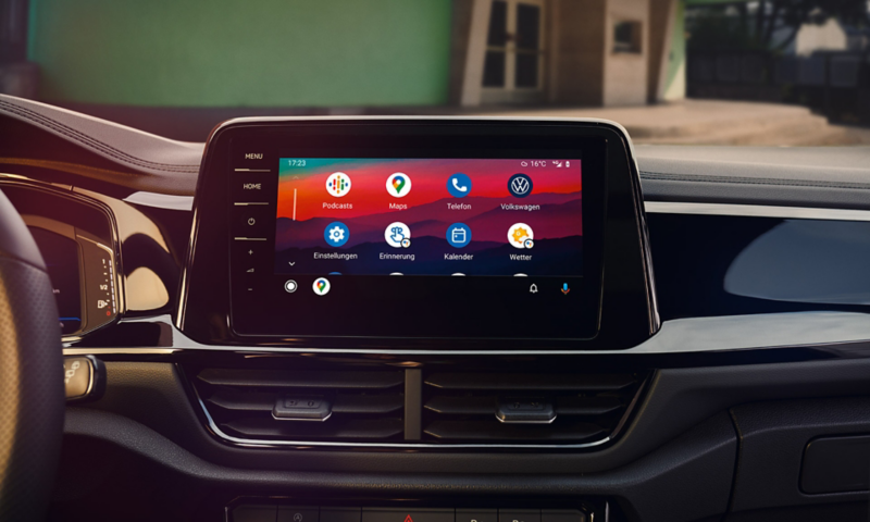 Vue intérieur du Volkswagen T-Roc avec vue détaillée du système d'infodivetissement Discover Pro activé sur App-Connect.