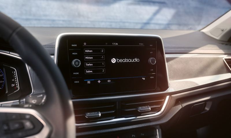 Interiøret i VW T-Roc, nærbillede af infotainmentsystemet Discover Media