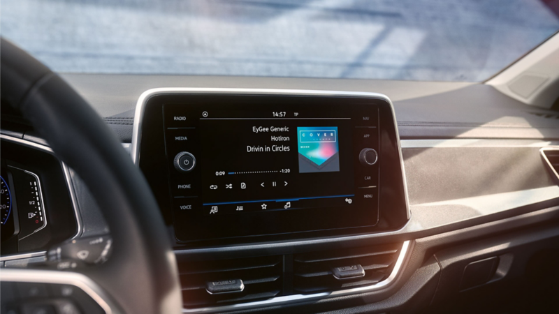 Interiøret i VW T-Roc, nærbillede af infotainmentsystemet Discover Media