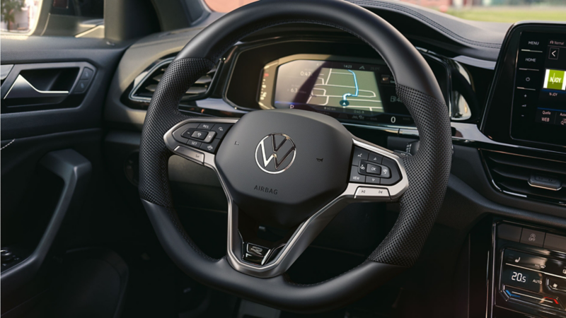 VW T-Roc interiör, detaljerad bild av multifunktionsratten