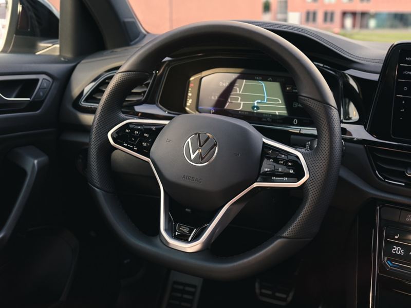 Intérieur du Volkswagen T-Roc avec les détails du volant multifonction.