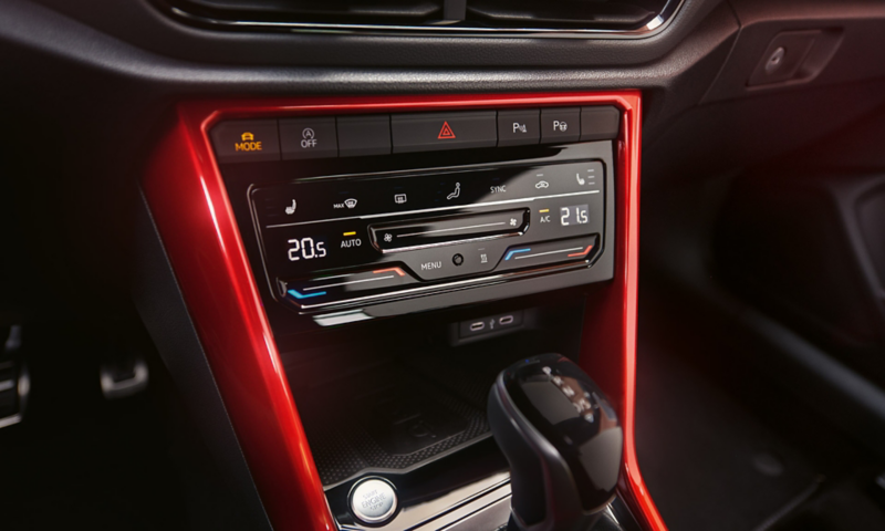 Nærbillede af airconditionanlægget i VW T-Roc Cabriolet.