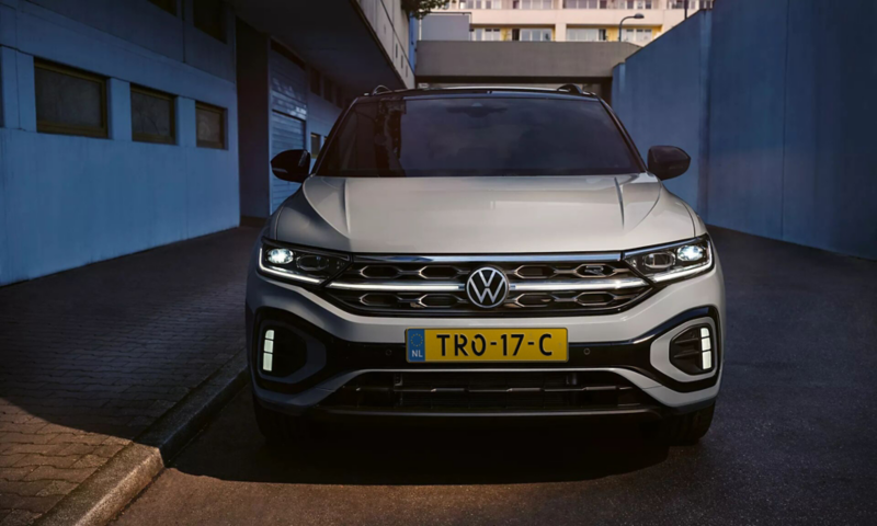 Detail shot van de voorkant van een witte Volkswagen T-Roc, je ziet de R-Line kenmerken