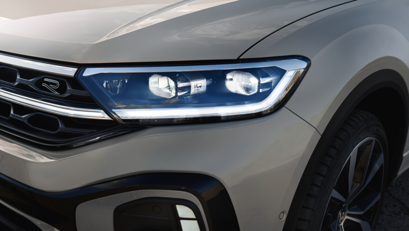Detail shot van de IQ Light koplampen van een Volkswagen T-Roc R-Line