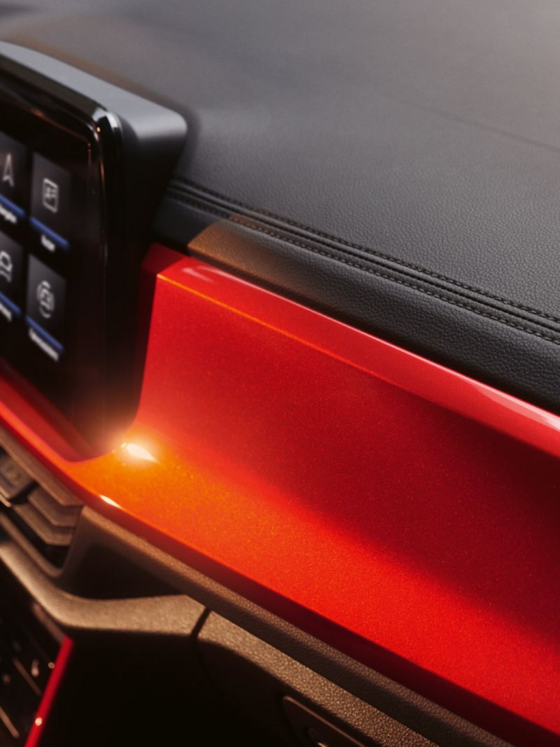 Detail of the decorative seams in the cockpit of the VW T-Roc Cabriolet with red decor.