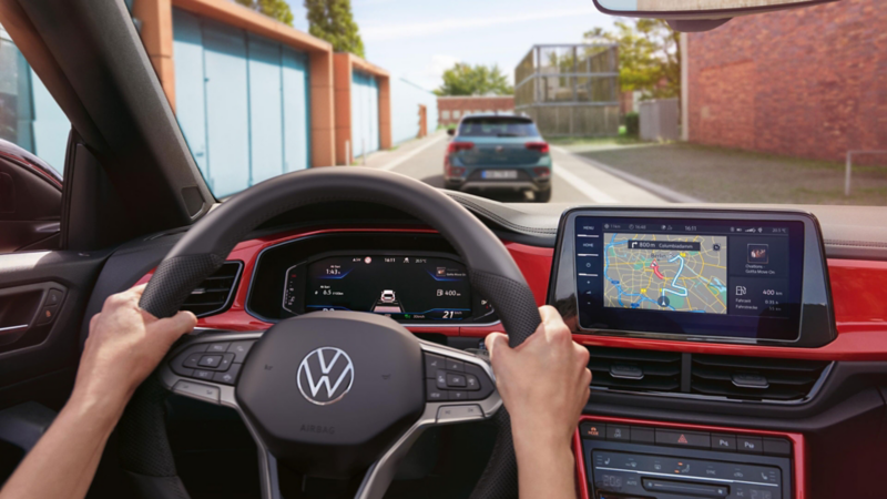Blick auf das Multifunktionslenkrad und das Digital Cockpit im VW T-Roc Cabriolet. 