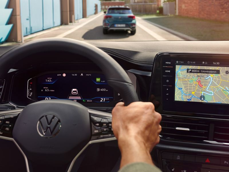 VW T-Roc salons, detalizēts digitālās kabīnes skats ar aktivizētu braukšanas asistentu Travel Assist