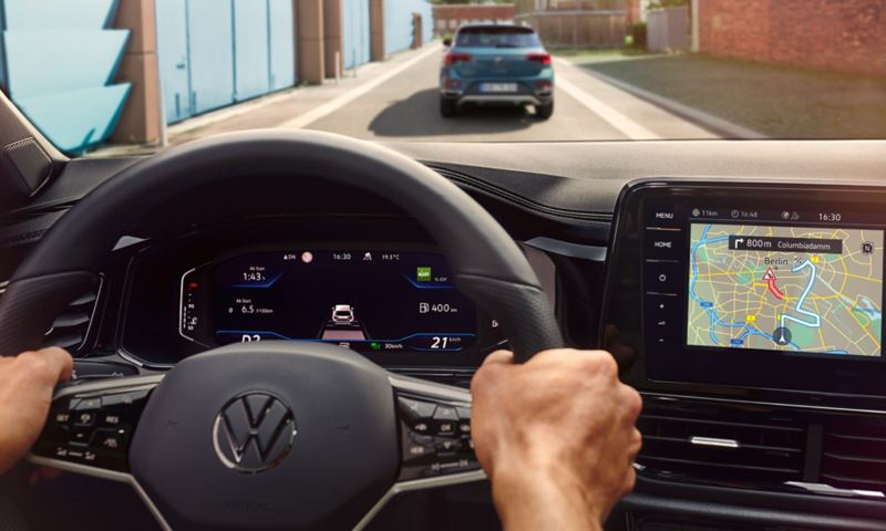 Intérieur du Volkswagen T-Roc avec vu détaillée sur le digital cockpit et le système de navigation.