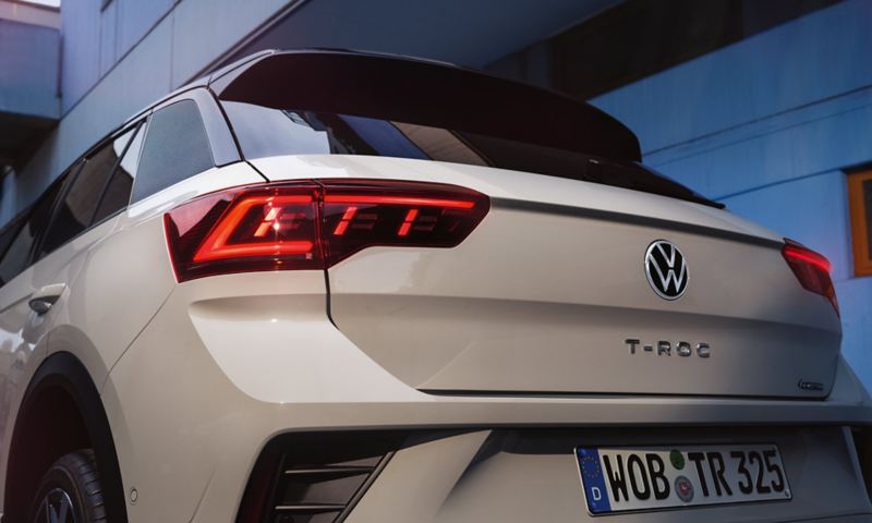 VW T-Roc R-Line en blanc, vue de l'arrière