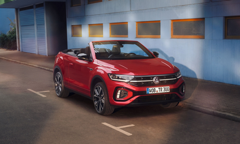 3/4 frontale di T-Roc Cabriolet in sosta lungo una strada di città