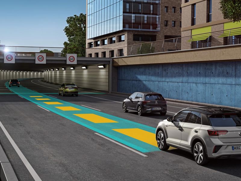 Grafik zeigt, wie der Travel Assist im T-Roc funktioniert.