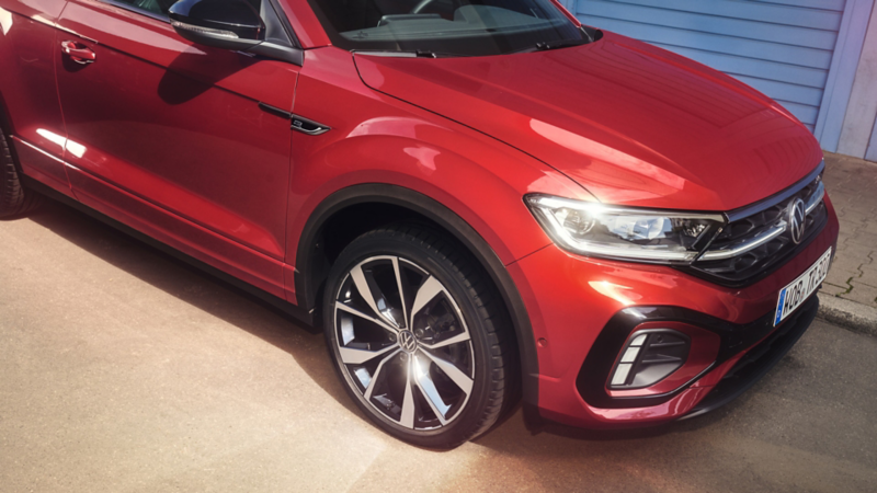Vue détaillée du phare avant droit, et de la régulation des feux de route ‘Dynamic Light Assist‘ du VW T-Roc Cabriolet.