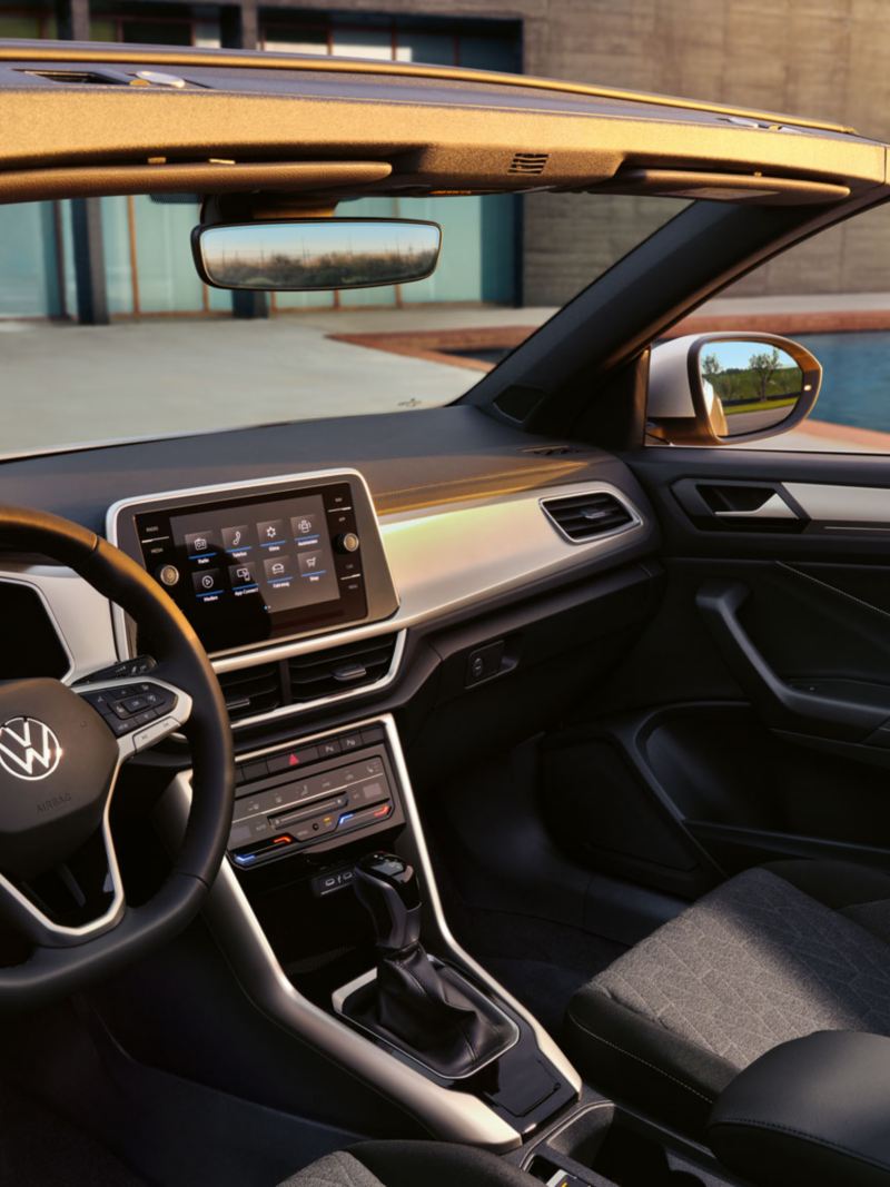 Blick von außen auf das geöffnete Cockpit des SUV VW T-Roc Cabriolet MOVE  mit Radio Ready 2 Discover und MOVE Sitzbezügen