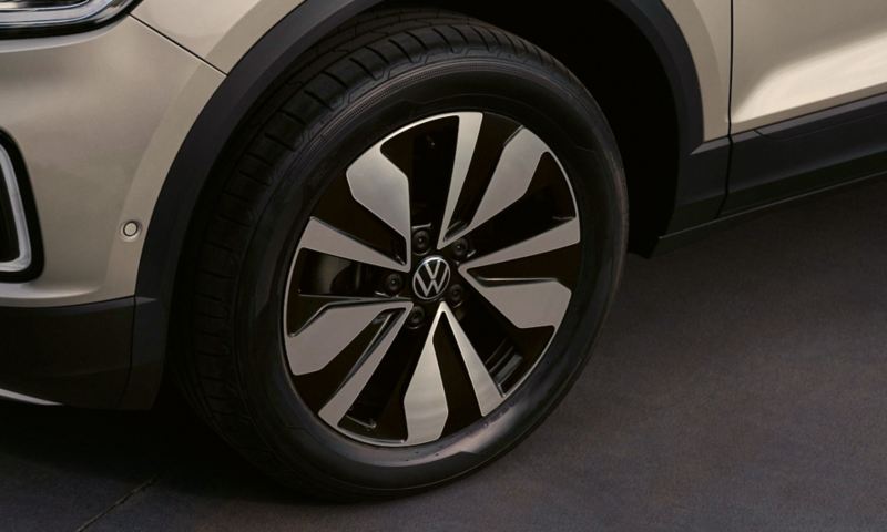 Der Kleinwagen VW Polo MOVE in silber mit Blick auf die Leichtmetallfelge „Zürich“ in 15 Zoll. Seitliche Frontansicht