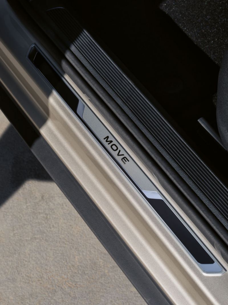 Die MOVE-Einstiegsleiste am VW T-Roc MOVE, Ansicht bei geöffneter Fahrertür