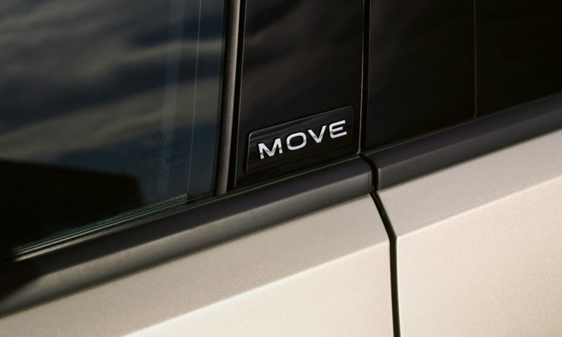 Die MOVE-Plakette an der B-Säule des VW T-Roc MOVE, Ansicht von außen
