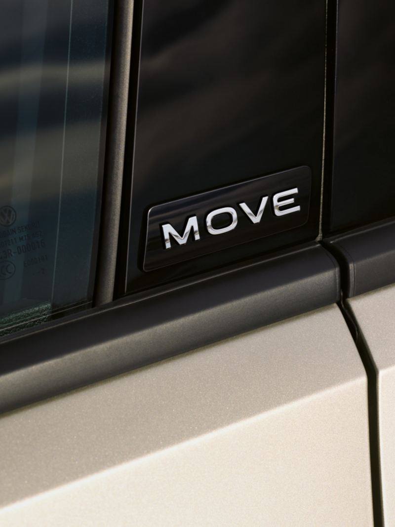 Die MOVE-Plakette an der  B-Säule des VW T-Roc MOVE, Ansicht von außen