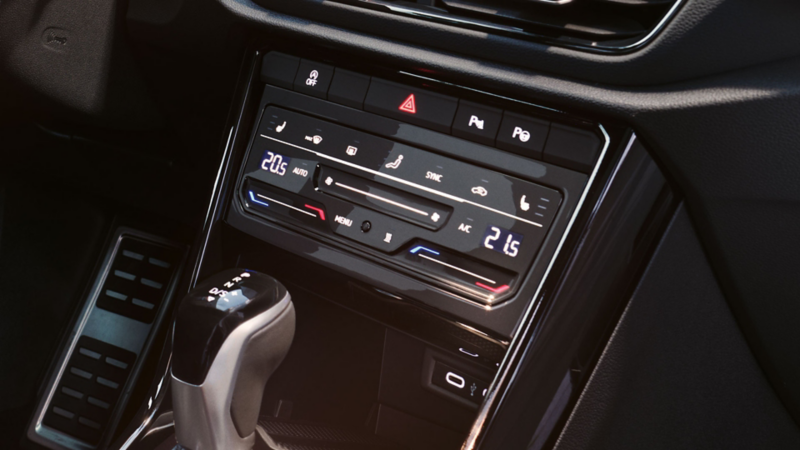 Intérieur du Volkswagen T-Roc avec vue détaillé de la climatisation Climatronic.