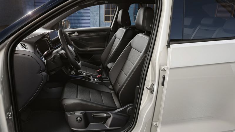 VW T-Roc Interieur, Blick durch offene Fahrertür ins Cockpit mit ergoActive-Sitz